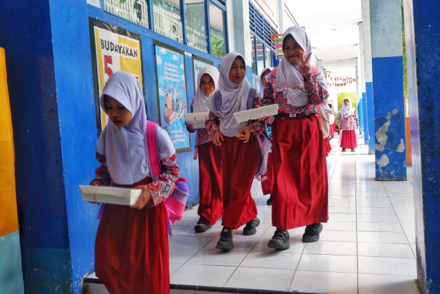 Sejumlah siswa menerima nasi dos saat uji coba pemberian makanan bergizi gratis di SDN 103 Inpres Hasanuddin, Kabupaten Maros.