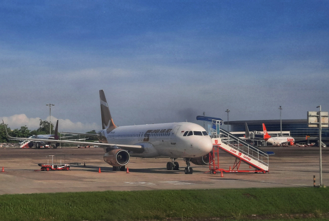 Sejumlah pesawat terbang parkir di apron Bandara Sultan Hasanuddin, Makassar.