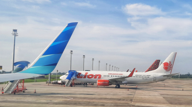 Sejumlah pesawat terbang parkir di apron Bandara Sultan Hasanuddin, Makassar.