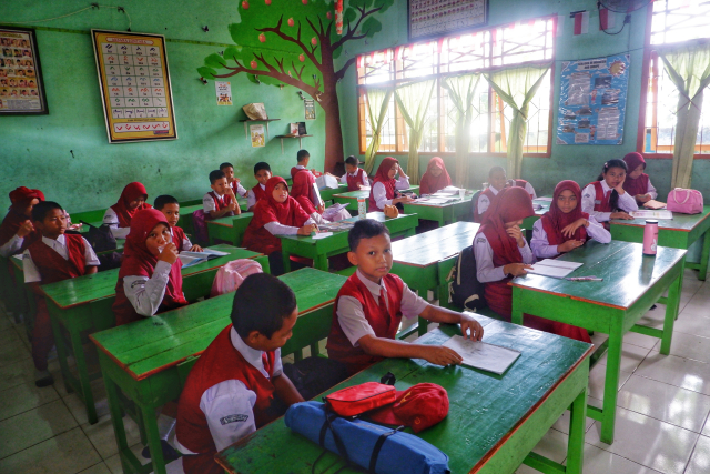 Memperkenalkan nilai-nilai anti-korupsi sejak dini merupakan langkah positif untuk menanamkan integritas dan kejujuran pada siswa.