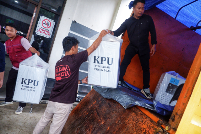 Aktivitas distribusi kotak suara di Kantor Kecamatan Tompobulu, Kabupaten Maros, Sulsel.