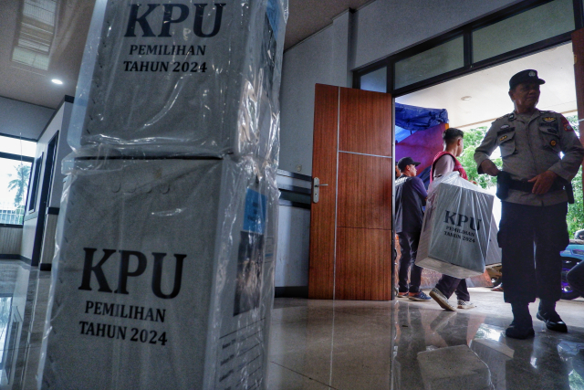 Aktivitas distribusi kotak suara di Kantor Kecamatan Tompobulu, Kabupaten Maros, Sulsel.