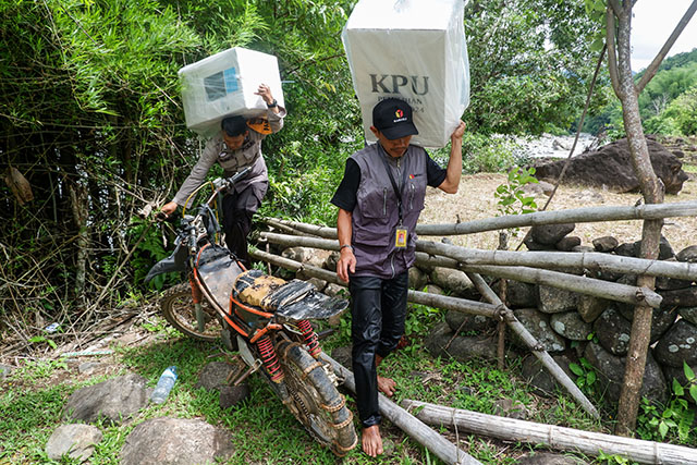 Personel kepolisian bersama petugas Bawaslu mendistribusikan logistik Pilkada 2024 ke Dusun Makmur, Desa Bonto Manurung, Kecamatan Tompobulu, Kabupaten Maros.