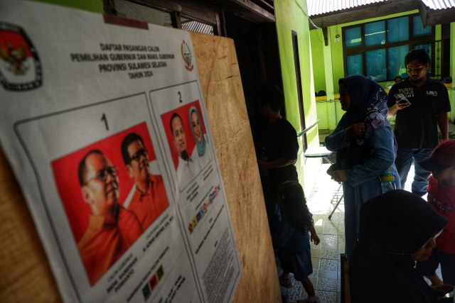 Warga penyandang tunanetra terlihat bersemangat mendatangi tempat pemungutan suara (TPS) 06 di Yayasan Pembinaan Tunanetra Indonesia (YAPTI), Makassar.