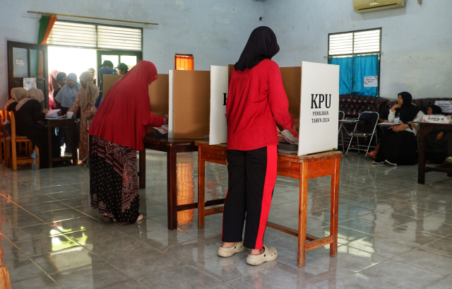 Warga penyandang tunanetra terlihat bersemangat mendatangi tempat pemungutan suara (TPS) 06 di Yayasan Pembinaan Tunanetra Indonesia (YAPTI), Makassar.