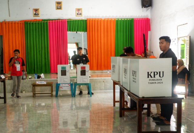 Warga penyandang tunanetra terlihat bersemangat mendatangi tempat pemungutan suara (TPS) 06 di Yayasan Pembinaan Tunanetra Indonesia (YAPTI), Makassar.