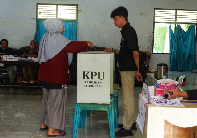 Warga penyandang tunanetra terlihat bersemangat mendatangi tempat pemungutan suara (TPS) 06 di Yayasan Pembinaan Tunanetra Indonesia (YAPTI), Makassar.