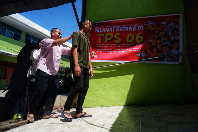 Penyandang Tunanetra Gunakan Hak Pilih di TPS YAPTI Makassar