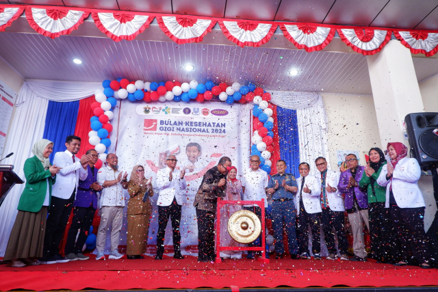 Dekan FKG Universitas Hasanuddin, Irfan Sugianto, drg., M.Med.Ed., Ph.D. membuka secara resmi acara Bulan Kesehatan Gigi Nasional (BKGN) di Rumah Sakit Gigi dan Mulut Pendidikan (RSGMP) Universitas Hasanuddin (UNHAS).