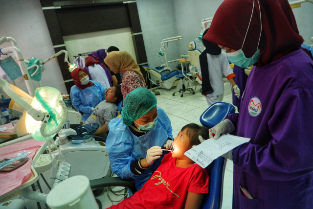 Sejumlah anak melakukan pemeriksaan gigi di Rumah Sakit Gigi dan Mulut Pendidikan (RSGMP) Universitas Hasanuddin (UNHAS).