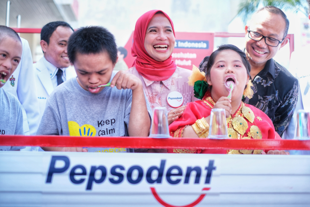 Dekan FKG Universitas Hasanuddin, Irfan Sugianto, drg., M.Med.Ed., Ph.D. (kakan) didampingi Head of Professional Marketing Personal Care Unilever Indonesia Ratu Mirah Afifah, GCClinDent., drg. MDSc, menyaksikan anak sikat gigit di acara Bulan Kesehatan Gigi Nasional (BKGN).