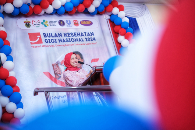 Head of Professional Marketing Personal Care Unilever Indonesia Ratu Mirah Afifah, GCClinDent., drg. MDSc, menyampaikan sambutan di acara Bulan Kesehatan Gigi Nasional (BKGN) di Rumah Sakit Gigi dan Mulut Pendidikan (RSGMP) Universitas Hasanuddin (UNHAS).