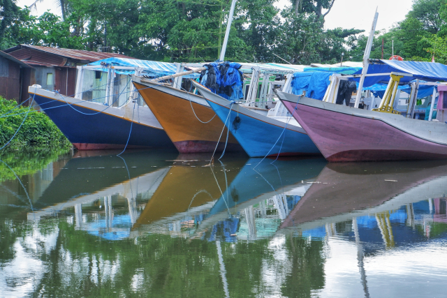 Sejumlah perahu nelayan tampak ditambatkan di Sungai Barombong, Makassar, Rabu (4/12/2024).