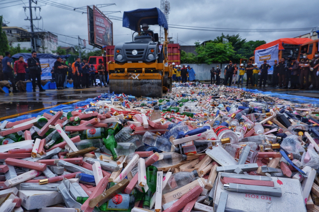 Kantor Wilayah (Kanwil) Bea Cukai Sulawesi bagian Selatan (Sulbagsel) dan Bea Cukai Makassar musnahkan sejumlah barang ilegal atau tanpa izin edar.