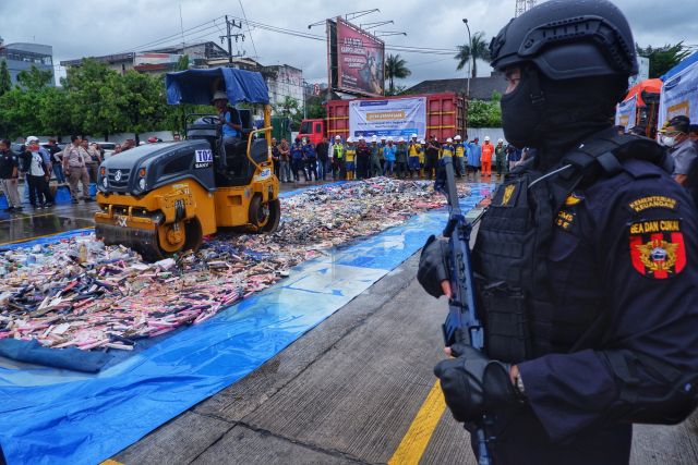 Adapun pemusnahan BMMN terdiri dari rokok ilegal dan minuman mengandung etil alkohol (MMEA) dengan total nilai barang sebesar Rp 5.913.975.300.