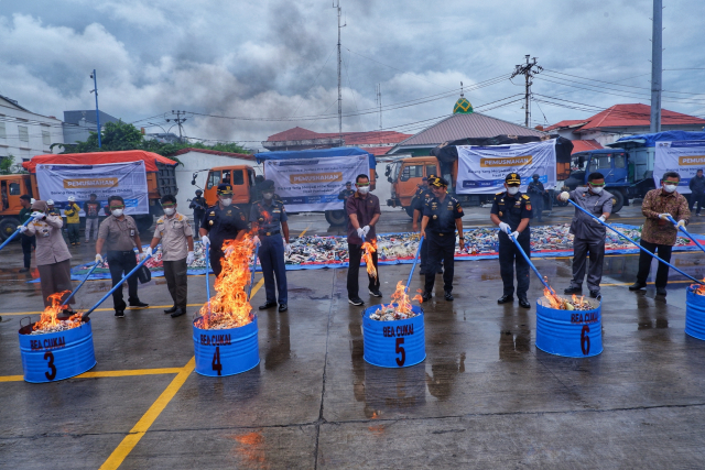 Kantor Wilayah (Kanwil) Bea Cukai Sulawesi bagian Selatan (Sulbagsel) dan Bea Cukai Makassar musnahkan sejumlah barang ilegal atau tanpa izin edar.