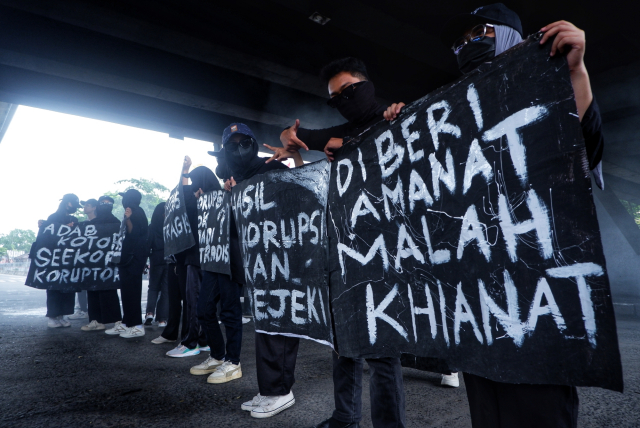 Sejumlah mahasiswa yang tergabung dalam Gerakan Radikal Anti Tipikor (Gardatipikor) Fakultas Hukum (FH) Unhiversitas Hasanuddin (Unhas) berunjuk rasa memperingati Hari Antikorupsi Sedunia di bawah Flyover Jalan AP Pettarani, Makassar.