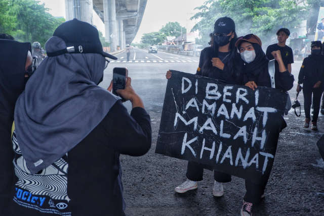 Sejumlah mahasiswa yang tergabung dalam Gerakan Radikal Anti Tipikor (Gardatipikor) Fakultas Hukum (FH) Unhiversitas Hasanuddin (Unhas) berunjuk rasa memperingati Hari Antikorupsi Sedunia di bawah Flyover Jalan AP Pettarani, Makassar,