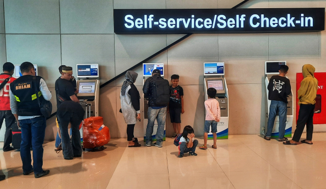 Suasana  alon penumpang di Terminal Bandara Sultan Hasanuddin, Makassar.