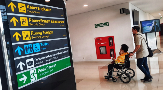 Calon penumpang berjalan di selasar Terminal Bandara Sultan Hasanuddin, Makassar.