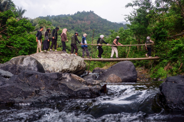 Komunitas Macaca Group menuju medan pembelajaran di tepi sungai Dusun Cindakko, Maros.