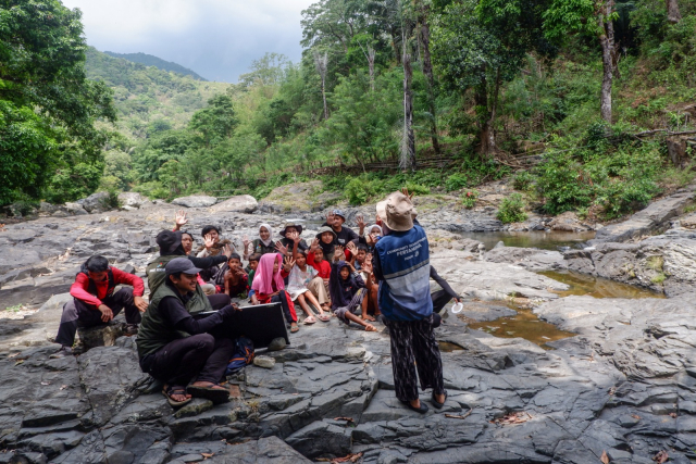 Anak-anak tampak antusias mengikuti pembelajaran dari Komunitas Macaca Group.