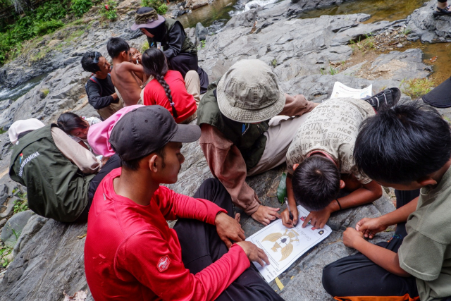 Anak diajar untuk lebih kreatif dalam memanfaatkan lingkungan sekitar.