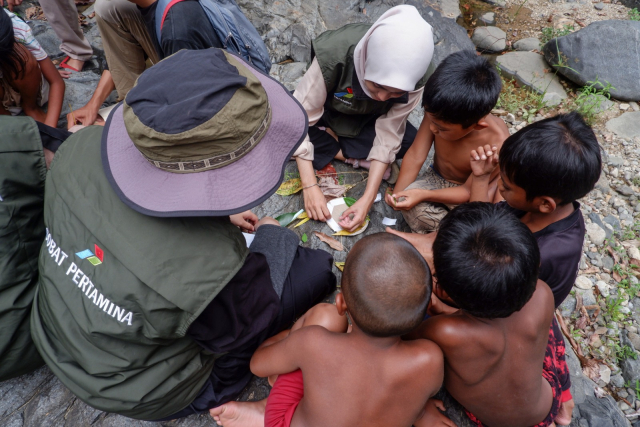 Beberapa anak menunjukkan kreativitas yang memanfaatkan sumber daya alam dari hutan secara berkelanjutan.