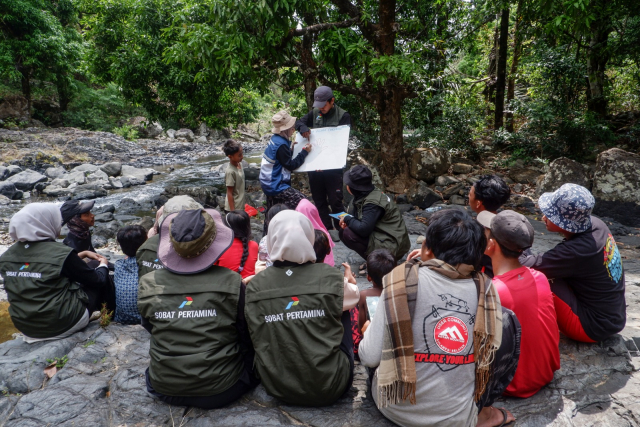 Sekolah Alam Perhutanan Sosial Cindakko adalah model pendidikan alternatif yang mengintegrasikan alam dan aktivitas di luar ruang dalam proses pembelajaran.