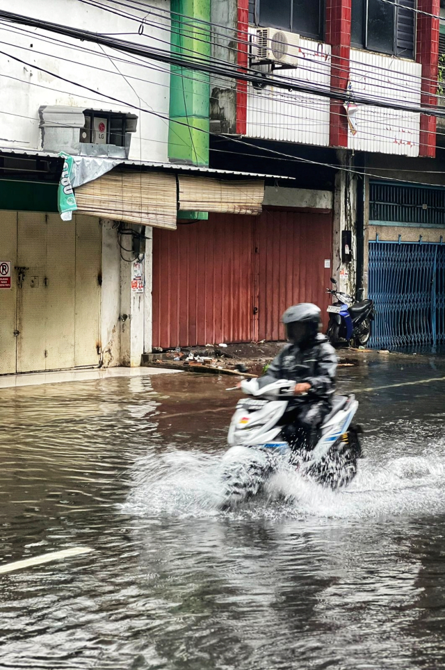 Banjir merendam kawasan Jalan Sulawesi, Kota Makassar, Sulawesi Selatan.