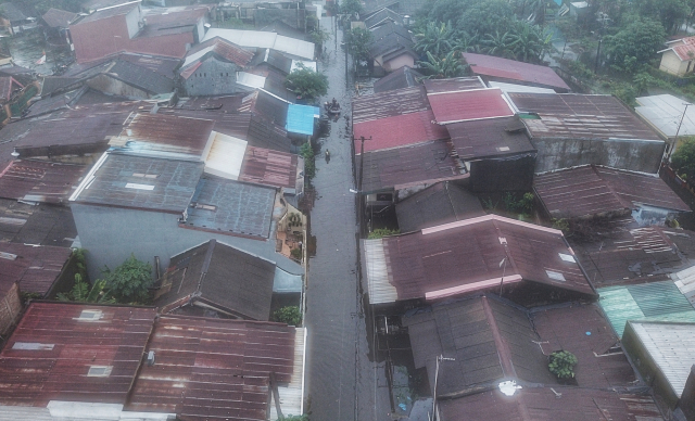 Suasana banjir yang melanda permukiman di Blok 8 Perumnas Antang, Kecamatan Manggala, Makassar.