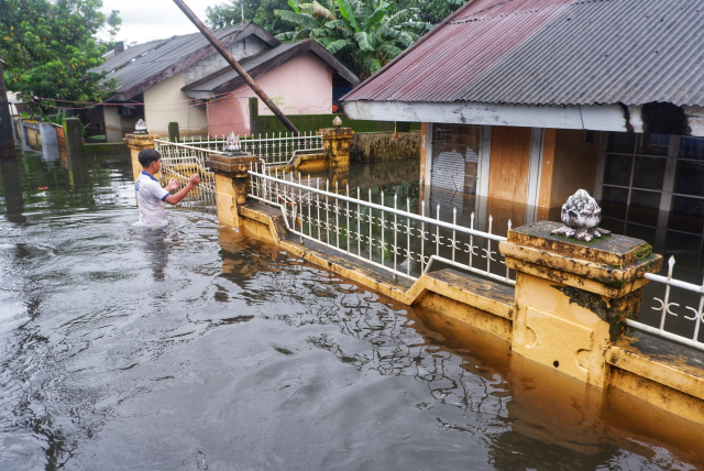 Suasana banjir yang melanda permukiman di Blok 8 Perumnas Antang, Kecamatan Manggala, Makassar.