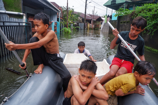 Suasana banjir yang melanda permukiman di Blok 8 Perumnas Antang, Kecamatan Manggala, Makassar.