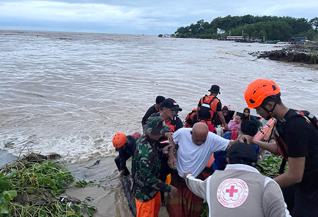 Proses evakuasi warga di Desa Pacciro, Takkalasi, Kabupaten Barru, Sulawesi Selatan, Sabtu (21/12/2024).