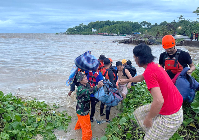 Proses evakuasi warga di Desa Pacciro, Takkalasi, Kabupaten Barru, Sulawesi Selatan, Sabtu (21/12/2024).