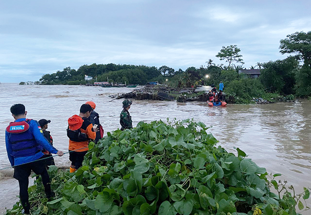 Hujan deras yang mengguyur Provinsi Sulawesi Selatan sejak Jumat malam hingga Sabtu pagi menyebabkan banjir meluas di sejumlah daerah.