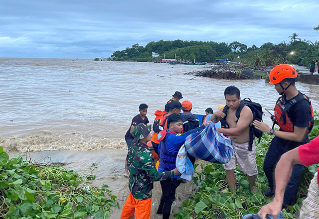 Banjir Meluas di Sulsel, Tim Evakuasi Basarnas Diterjunkan ke Lokasi Terdampak