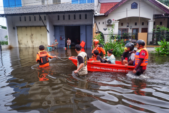 Tim SAR mengevakuasi warga terdampak banjir di Blok 8, Perumnas Antang, Kecamatan Manggala, Makassar, Minggu (22/12/2024).