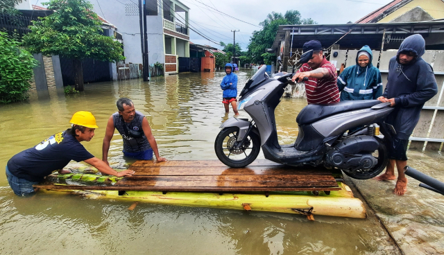 Warga Evakuasi Sepeda Motor ke Tempat Aman