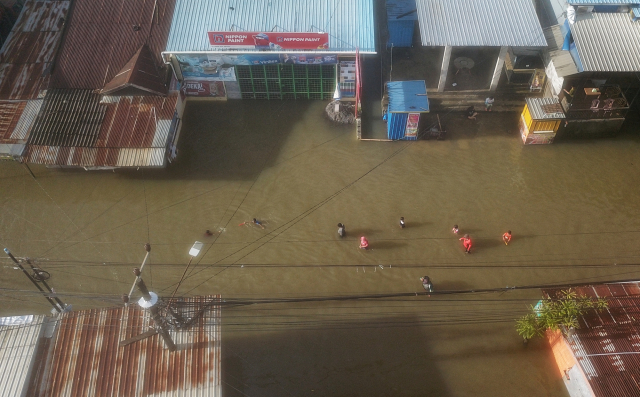 Banjir menggenangi Jalan Nipa-Nipa, Makassar, Senin (23/12/2024).