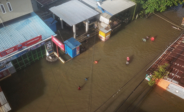 Kondisi ini membuat banyak warga yang tinggal di sekitar Jalan Nipa-Nipa terisolasi.