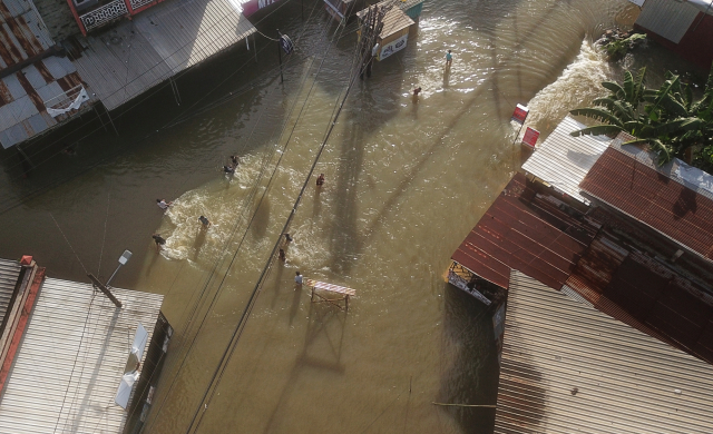 Banjir menggenangi Jalan Nipa-Nipa, Makassar, Senin (23/12/2024).