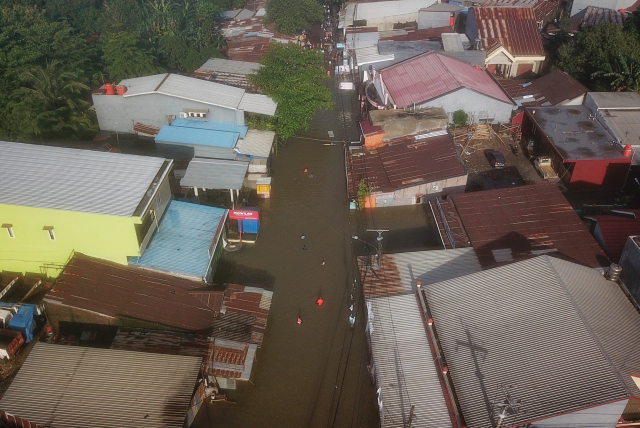 Banjir terjadi akibat hujan deras yang mengguyur selama beberapa hari terakhir, ditambah buruknya sistem drainase di wilayah itu.