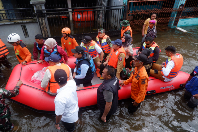 Mensos Kunjungi Korban Banjir di Perumnas Antang