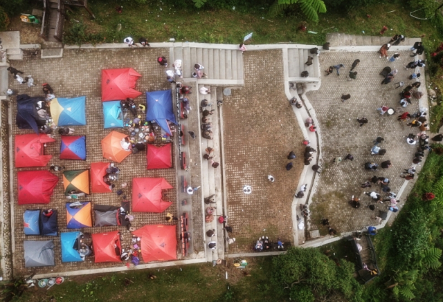 Suasana kawasan wisata dipadati pengunjung yang terletak di Kampung Lolai, Kecamatan Kapalapitu, Kabupaten Toraja Utara, Sulawesi Selatan.