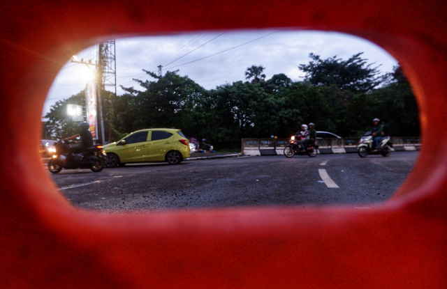 Pengalihan arus lalu lintas di pertigaan Jalan Haji Bau-Penghibur, Makassar.