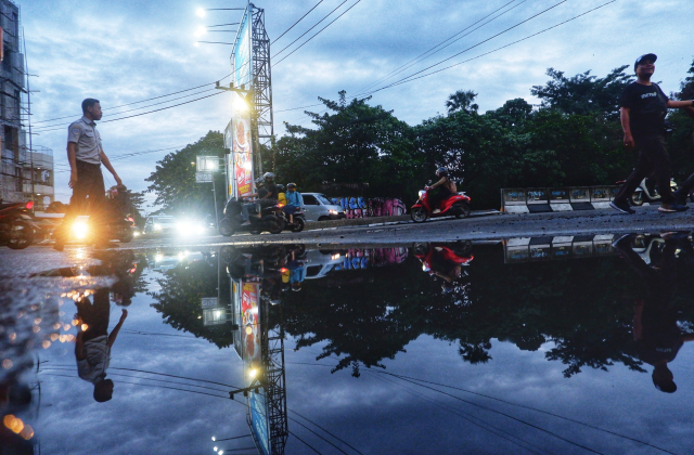 Menjelang perayaan malam pergantian tahun, pemerintah Kota Makassar melakukan pengalihan arus lalu lintas di sejumlah titik, termasuk di pertigaan Jalan Haji Bau-Penghibur.