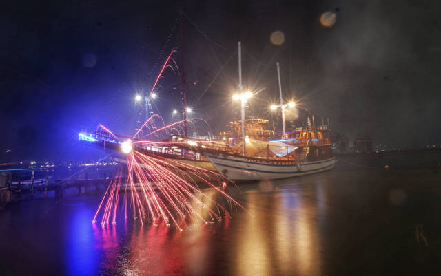 Suasana pesta kembang api pada malam pergantian tahun 2024 ke 2025 di Pantai Losari, Makassar,