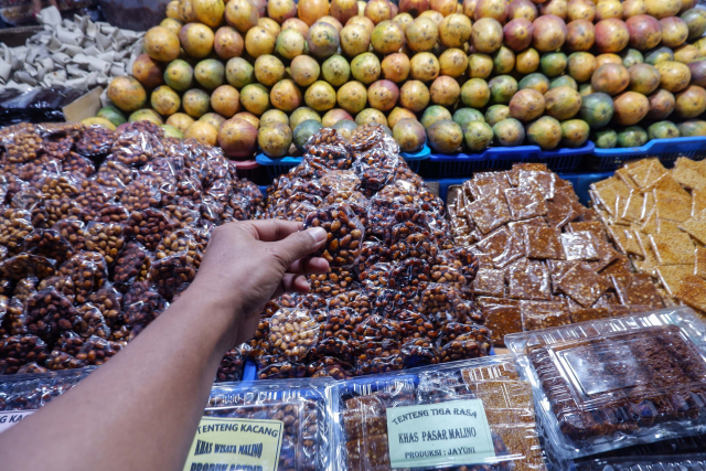 Berbelanja oleh-oleh khas, seperti dodol, tenteng, bunga segar, hingga buah-buahan khas Malino, merupakan bagian tak terpisahkan dari pengalaman wisata di Malino.