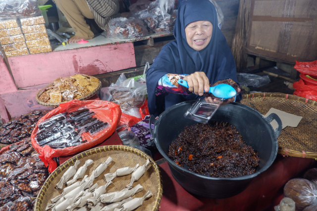 Pada hari pasar, yang berlangsung dari pukul 05.30 hingga 12.00 WITA, pengunjung dapat menikmati harga lebih murah untuk berbagai komoditas khas Malino.